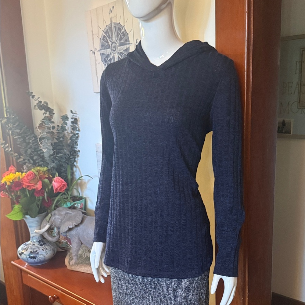 NWT northern reflections size small Navy Blue Hooded Sweater